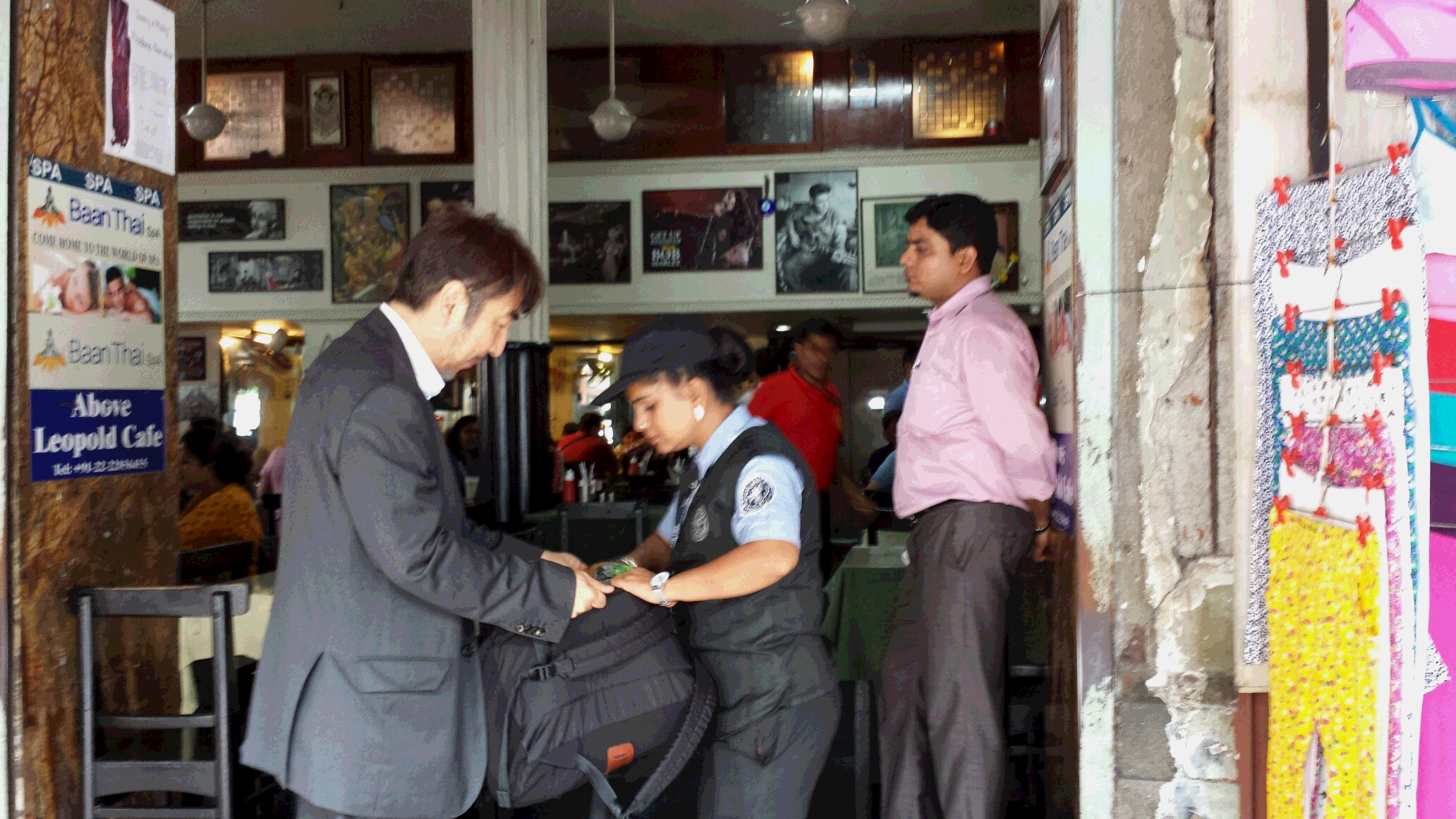 ムンバイ　レオポルド荷物検査